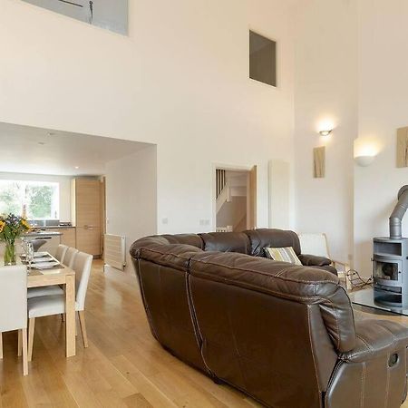 Cotswolds Lake Side Home With Luxury Spa Swallows Nest,Lower Mill Estate, Lakeside Home And Spa With A Harry Potter Cupboard Under The Stairs Somerford Keynes Extérieur photo