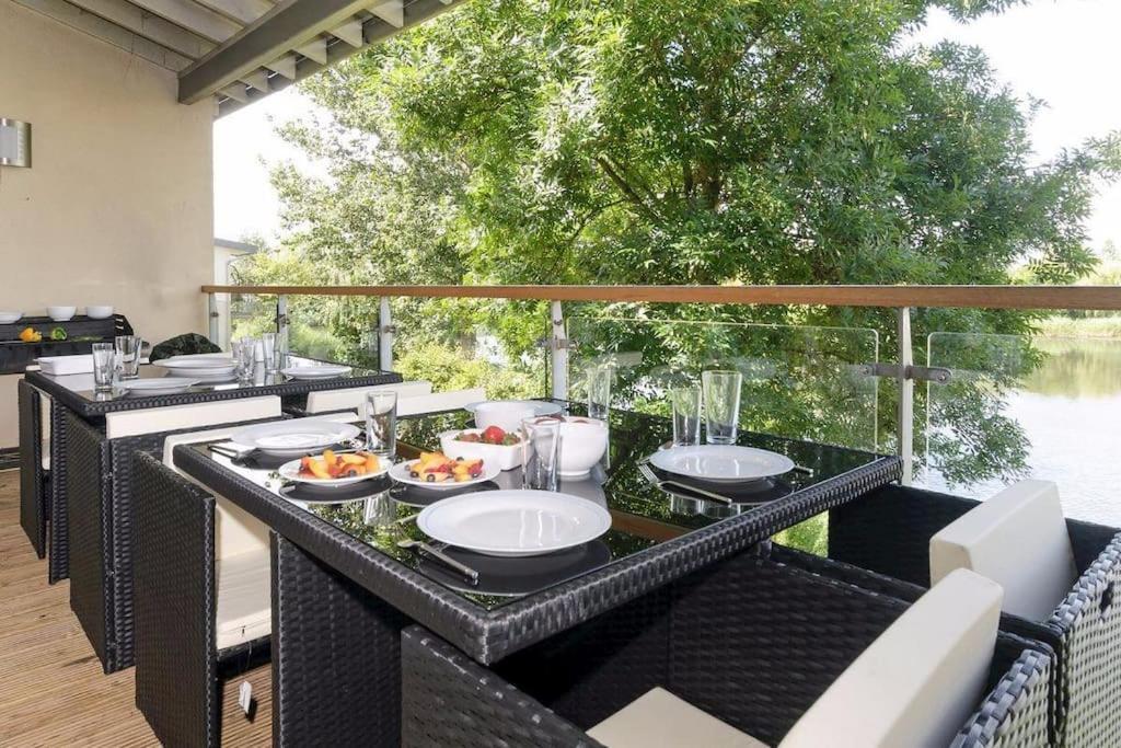 Cotswolds Lake Side Home With Luxury Spa Swallows Nest,Lower Mill Estate, Lakeside Home And Spa With A Harry Potter Cupboard Under The Stairs Somerford Keynes Extérieur photo