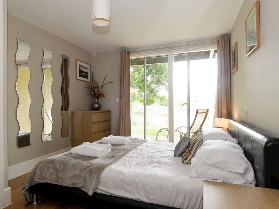 Cotswolds Lake Side Home With Luxury Spa Swallows Nest,Lower Mill Estate, Lakeside Home And Spa With A Harry Potter Cupboard Under The Stairs Somerford Keynes Extérieur photo