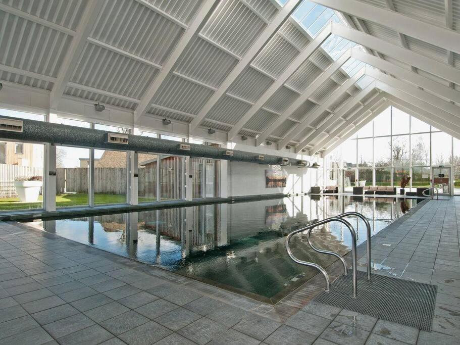 Cotswolds Lake Side Home With Luxury Spa Swallows Nest,Lower Mill Estate, Lakeside Home And Spa With A Harry Potter Cupboard Under The Stairs Somerford Keynes Extérieur photo