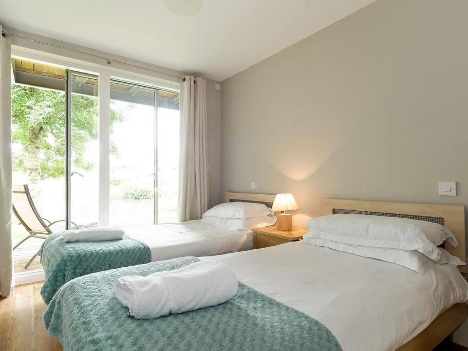 Cotswolds Lake Side Home With Luxury Spa Swallows Nest,Lower Mill Estate, Lakeside Home And Spa With A Harry Potter Cupboard Under The Stairs Somerford Keynes Extérieur photo