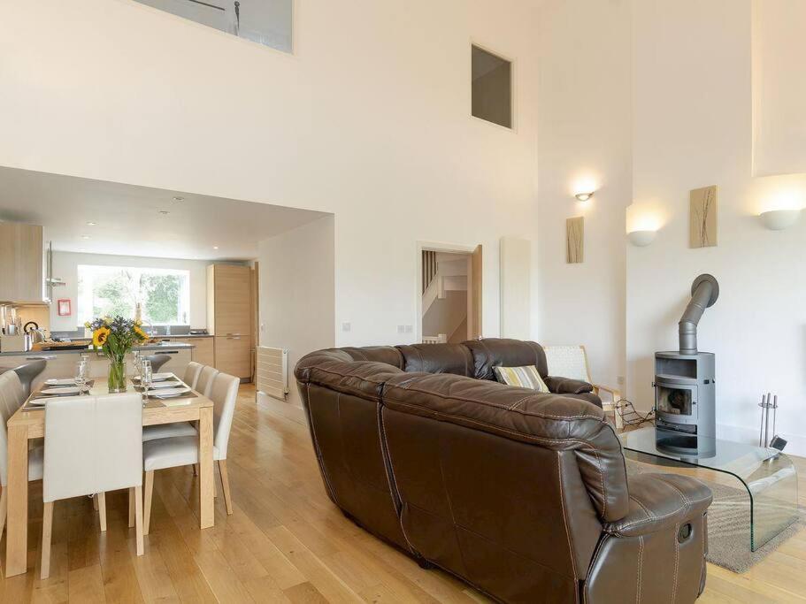 Cotswolds Lake Side Home With Luxury Spa Swallows Nest,Lower Mill Estate, Lakeside Home And Spa With A Harry Potter Cupboard Under The Stairs Somerford Keynes Extérieur photo