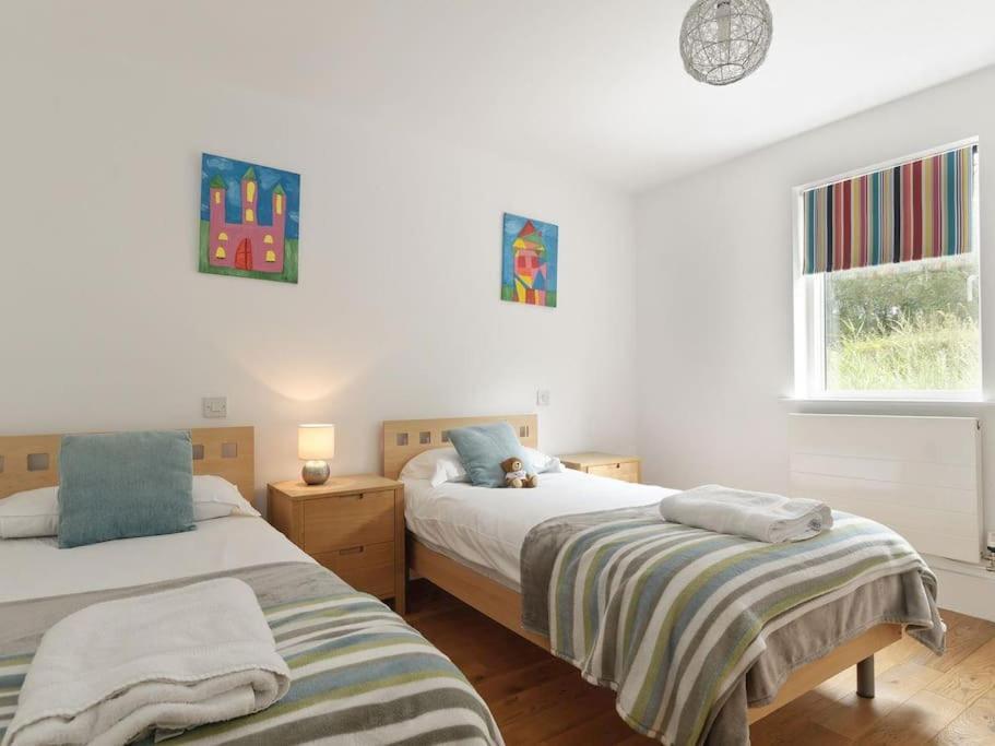 Cotswolds Lake Side Home With Luxury Spa Swallows Nest,Lower Mill Estate, Lakeside Home And Spa With A Harry Potter Cupboard Under The Stairs Somerford Keynes Extérieur photo