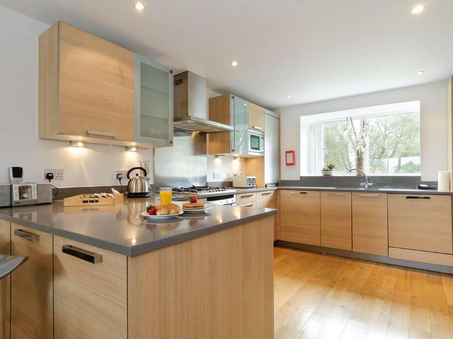 Cotswolds Lake Side Home With Luxury Spa Swallows Nest,Lower Mill Estate, Lakeside Home And Spa With A Harry Potter Cupboard Under The Stairs Somerford Keynes Extérieur photo