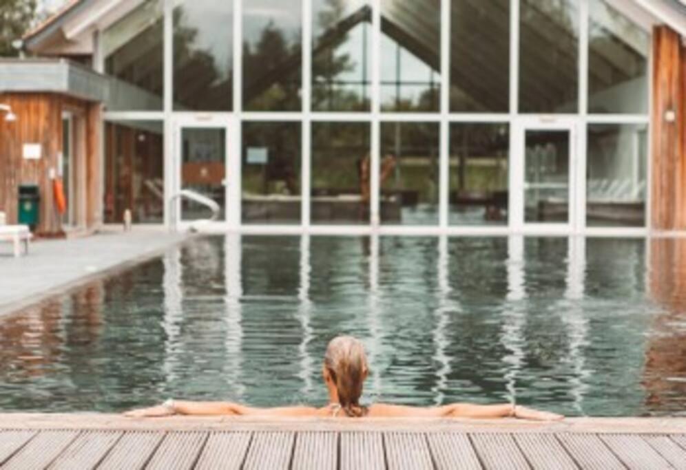 Cotswolds Lake Side Home With Luxury Spa Swallows Nest,Lower Mill Estate, Lakeside Home And Spa With A Harry Potter Cupboard Under The Stairs Somerford Keynes Extérieur photo